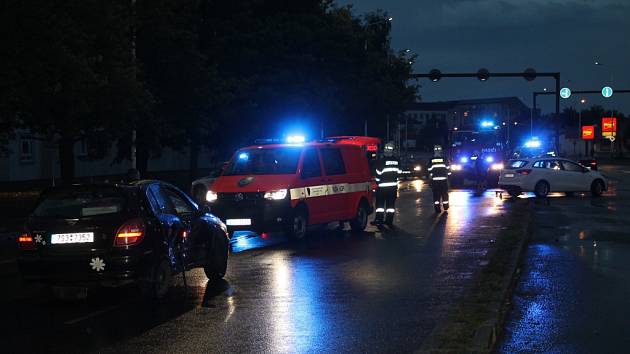 V Kladně na čtyřproudovce se srazila dvě auta 