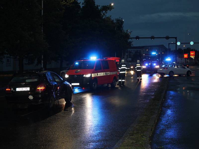 V Kladně na čtyřproudovce se srazila dvě auta 