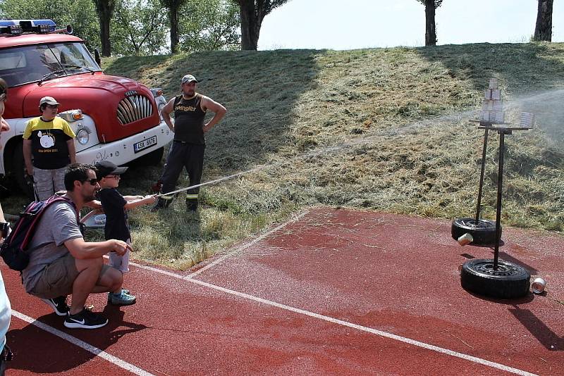 Dětský den plný sluníčka a hasičské pěny se ve Slaném vydařil 