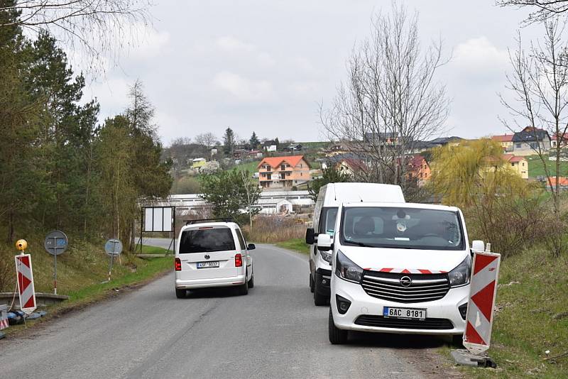 Zpevňování tělesa mostu v Netovicích pod silnicí I/7.