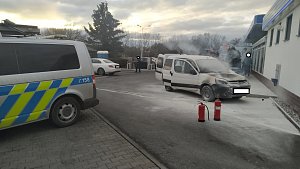 Dopravní policisté hasili na benzínce hořící auto.