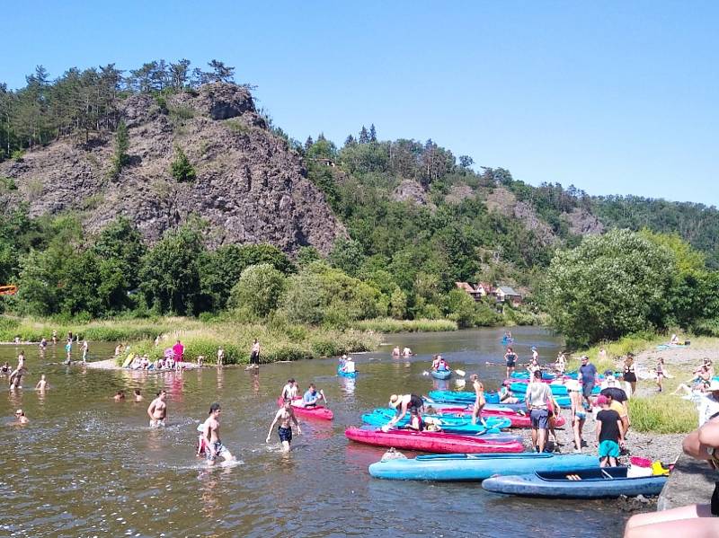 Berounka v Sýkořici a Račicích vábí plavce i vodáky z Kladenska, Rakovnicka u další koutů regionu.