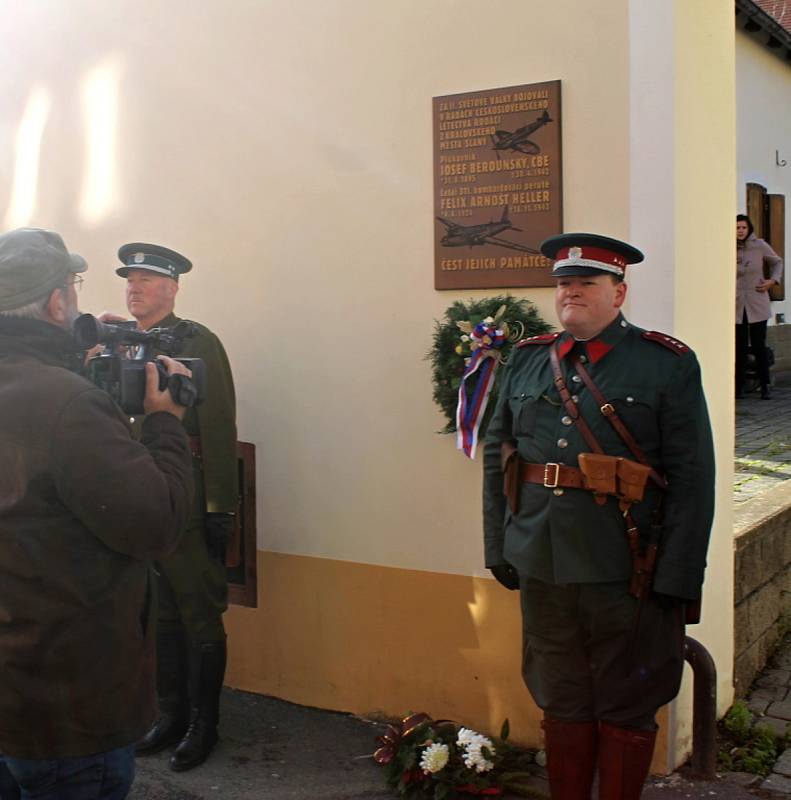 Den válečných veteránů si připoměli také ve Slaném na městském tržišti u pamětní desky.