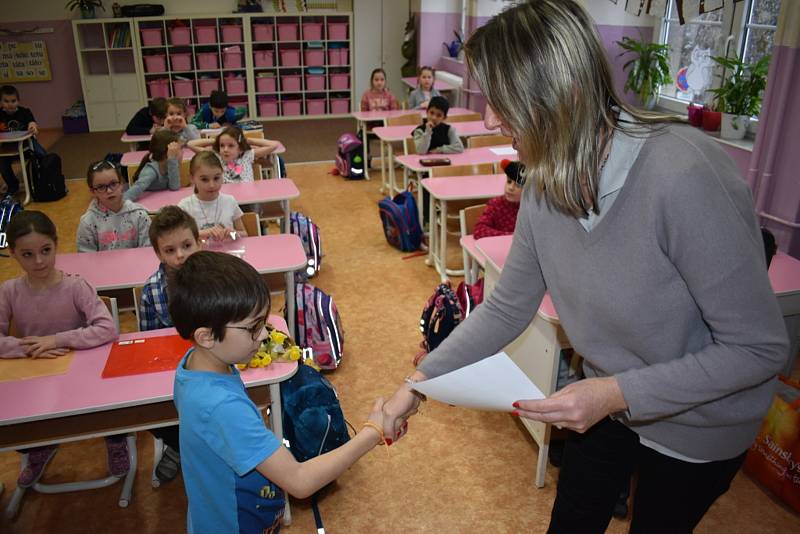 Žáci z 1. A učitelky Pavly Korychové dostali svoje první školní pololetní vysvědčení.