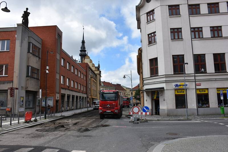 Oprava vozovky v centru Slaného.