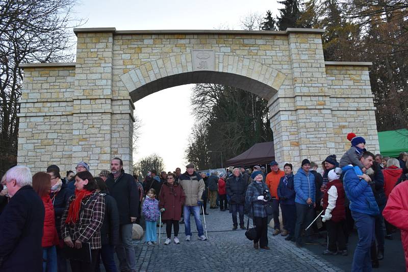 Brána opět tvoří pomyslnou hranici mezi obcí a křivoklátskými lesy.