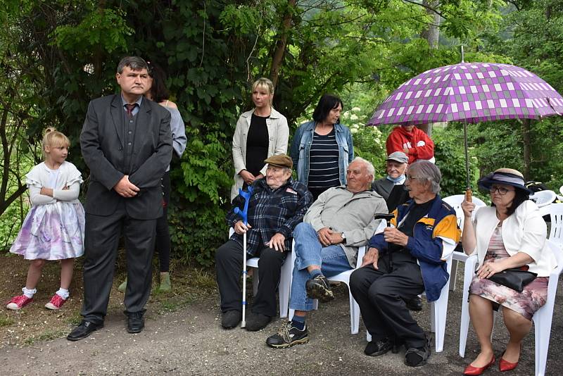 Odhalení pomníku obětem vlakového neštěstí v Zákolanech.