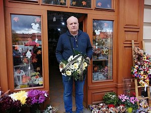 Kytici se smuteční stuhou pro Karla Gotta si nechal Václav Duchek uvázat v květinářství už ve čtvrtek.