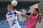 Hlavičkuje David Čížek, vpravo kapitán Roudnických Karel Kratochvíl //  // SK Kladno - FK Roudnice nad Labem 1:2, utkání 23.k. CFL. ligy 2011/12, hráno 14.4.2012