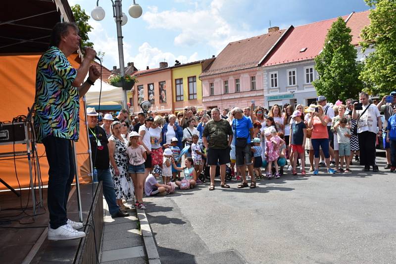 Sraz auto a moto veteránů v Novém Strašecí, Stochově a na Bucku.