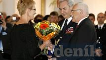 Zlatý záchranářský kříž za mimořádný přínos záchranářství obdržela lékařka Jana Šeblová z rukou prezidenta republiky Václava Klause v roce 2008.
