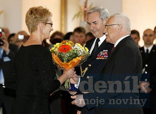 Zlatý záchranářský kříž za mimořádný přínos záchranářství obdržela lékařka Jana Šeblová z rukou prezidenta republiky Václava Klause v roce 2008.