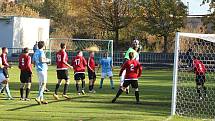 Kralupy (v modrém) v derby I. B třídy přehrály doma po obratu béčko Velvar 3:1. Pomohlo jim vyloučení Podivínského