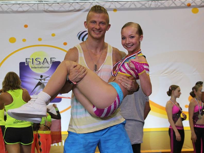 Andrea Švihálková, naděje českého aerobiku z Kladna, s už legendárním borcem Janem Pochobradským