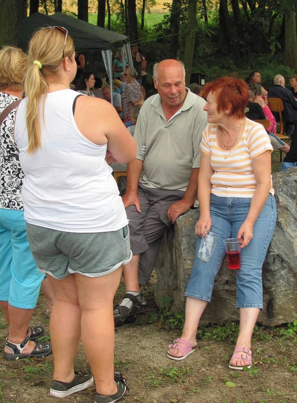 Slavnostní otevření vyčištěného rybníka v Malíkovicích.