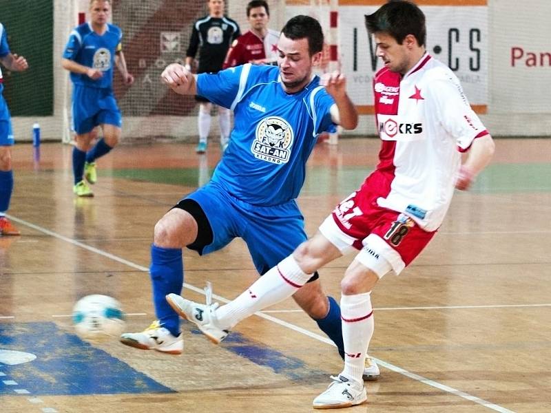 Kladno (v modrém) ztratilo na Slavii náskok 4:0 a remizovalo 4:4.