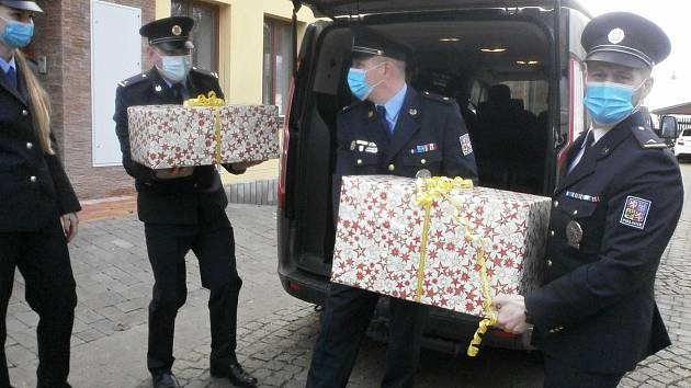 Policisté obdarovali děti z dětského centra.