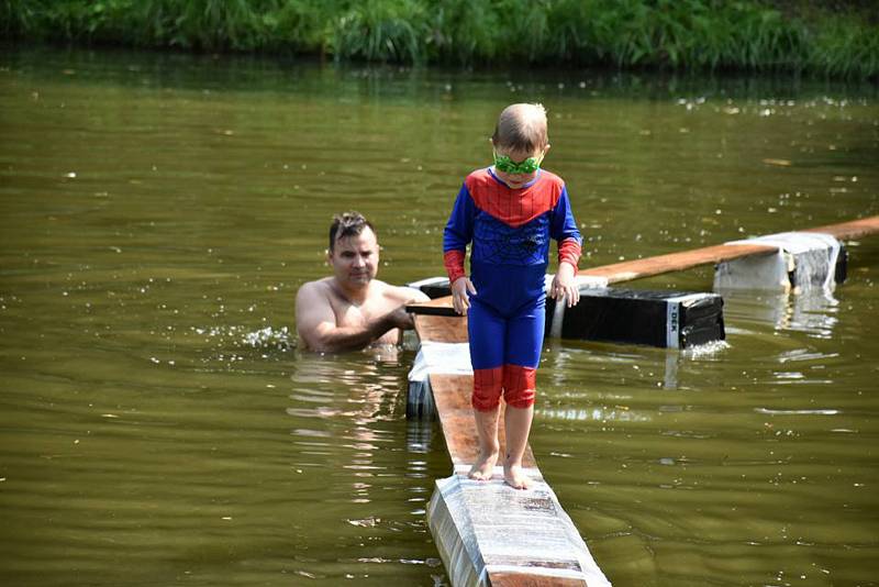 Na hladině se objevila pirátská loď, pojízdná koupelna, stíhačka, ponorka nebo vodní bicykl.