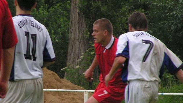 Tuchlovický Střela (v červeném) má k záchraně I. A třídy mnohem blíž než jeho velvarští sokové.