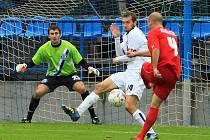 Obrovská šance Matěje Kotiše z úvodu utkání. Brání kapitán Jan Procházka.V bráně dnes skvělý Jaroslav Tesař //  SK Kladno - Slovan Varnsdorf 1:0 (1:0) , utkání 10.k. 2. ligy 2010/11, hráno 3.10.2010 