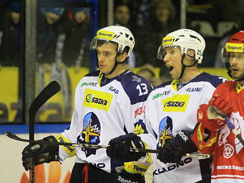 Rytíři Kladno – HC Oceláři Třinec 1:2, sn, 3.1.2014, takhle se radovali z jediné trefy Kladna Jakub Strnad a Miloš Hořava