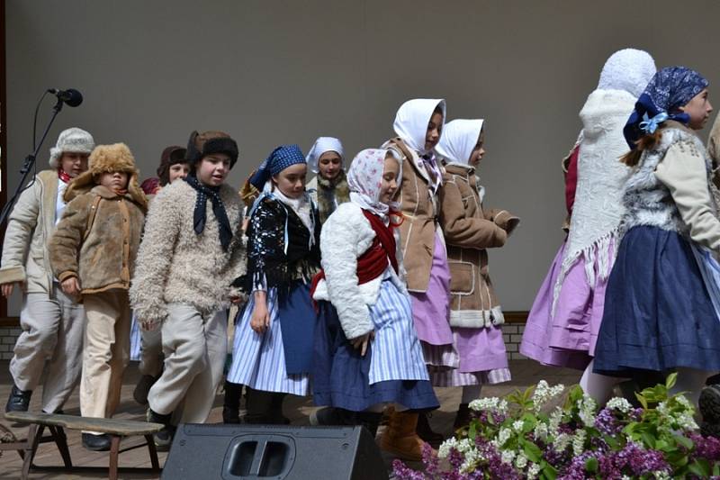 Nedělní program folklorního festivalu v místním amfiteátru.