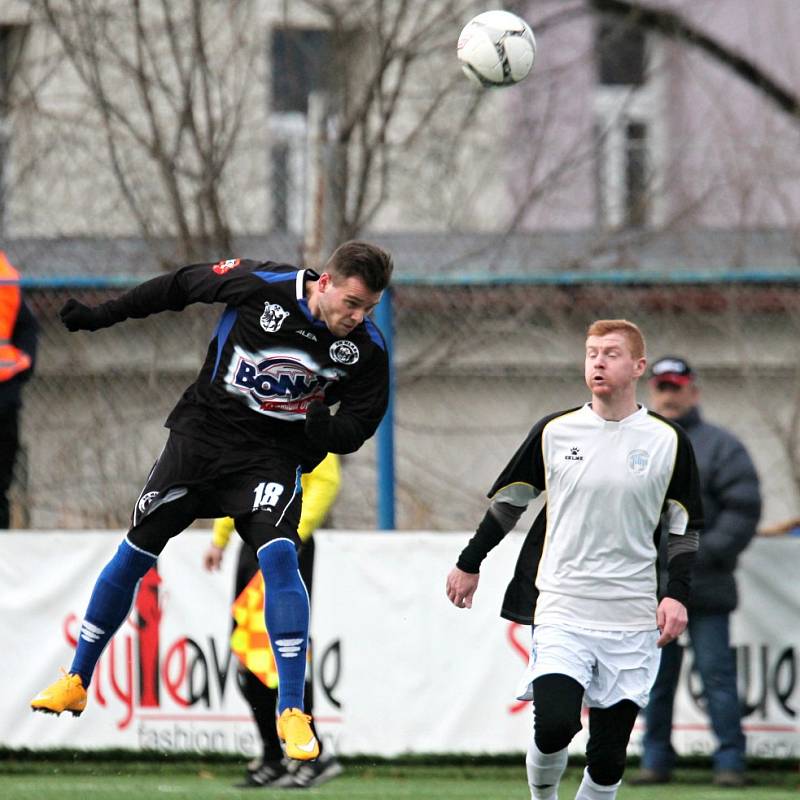 SK Kladno (v černém) si poradilo na Vyšehradu s Hořovickem 2:0. 