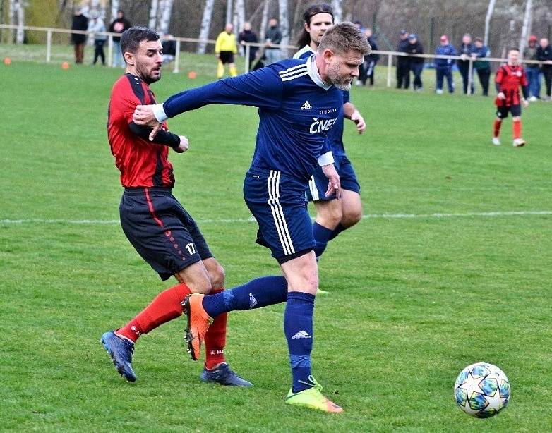 I. B třída: Švermov (v červeném) si poradil doma  s Braškovem 2:0.