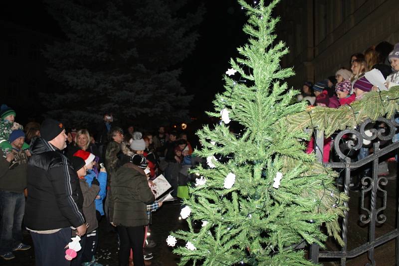 K akci Česko zpívá koledy se připojili podruhé také ve Velvarech. Hlavním organizátorem byla tamní základní škola