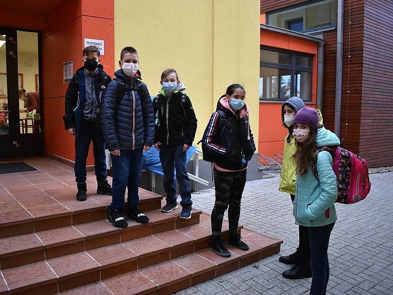 Testování školáků šlo jako na drátkách, ve Smečně byli hotovi už v osm hodin.