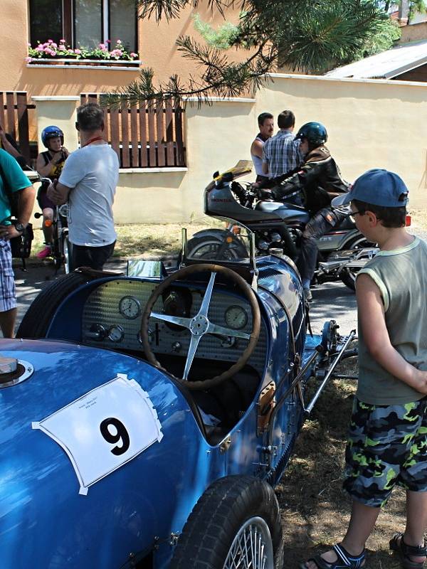 Přehlídka historických vozidel na návsi v Knovízi a start závodu. FOTO: 