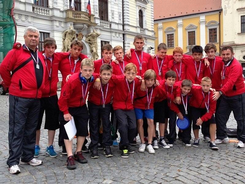 Stříbrný tým Středočeského kraje na olympiádě dětí a mládeže v Uherském Hradišti. 