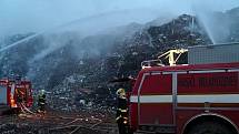Noční požár skládky v Uhách likvidovali hasiči déle než tři hodiny.