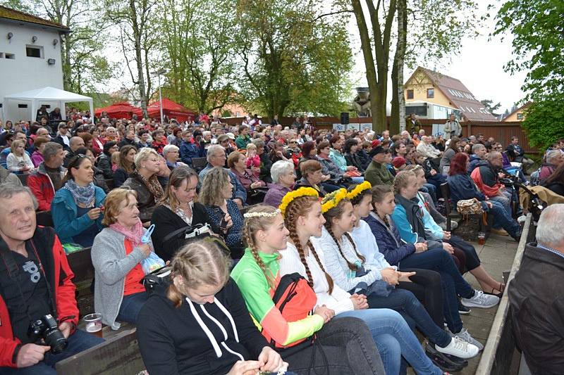 Středočeský folklorní festival Tuchlovická pouť se konal počtyřiadvacáté.