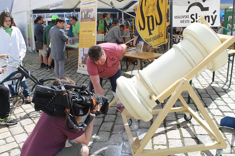 Prvním údajem zapsaným do knihy bylo 229 posolených krajíců chleba z obří slánky. O druhý zápis se postaralo Slaný, když postavilo starostovu škodovku na čtyři hliněné slánky.