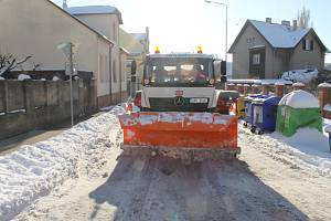 Pracovníci společnosti AVE odklízejí v těchto dnech sníh v Kladně ve dne i v noci.