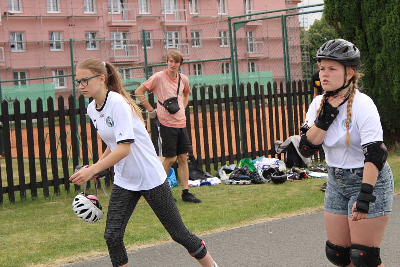 Na stochovském in-line okruhu změřilo síly pět chlapeckých a pět dívčích týmů.