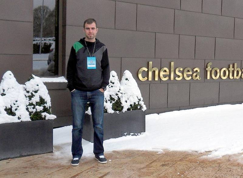 Filip Toncar před Stamford Bridge. 