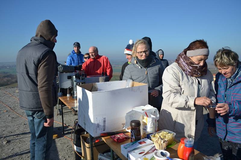 Po otevření zrekonstruované kapličky si účastníci vyšlápli na nedalekou haldu bývalého dolu Nosek