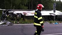 Tragická dopravní nehoda Škody Fabia a autobusu s cizinci u Řevničova, 31. července 2014. 