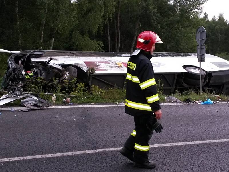 Tragická dopravní nehoda Škody Fabia a autobusu s cizinci u Řevničova, 31. července 2014. 