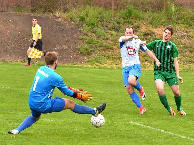 Brandýsek (v bílém) nedal šanci Kročehlavům a vyhrál 3:0.