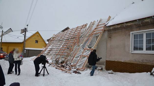 Opravovaná střecha nevydržela nápor sněhu.