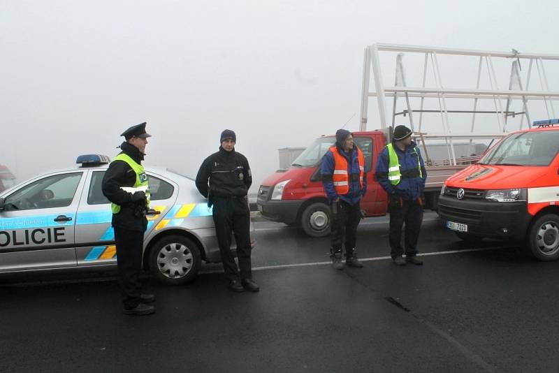 Vážná nehoda uzavřela na silnici I/7 u Panenského Týnce. Havaroval zde autobus se školními dětmi. 