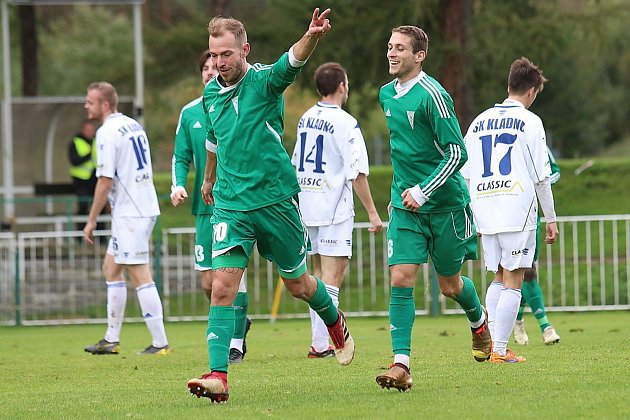 Tomáš Borák (vpravo v zeleném) slaví se spoluhráčem Kučerou gól do sítě mateřského Kladna.