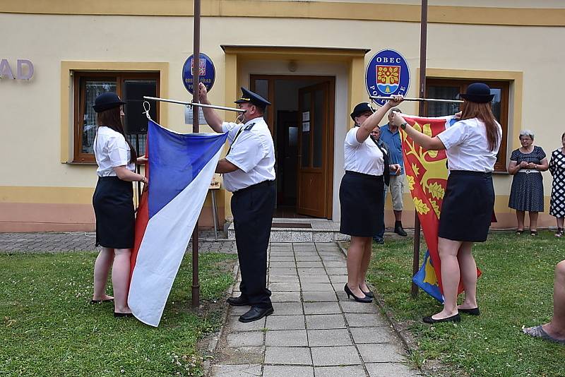 Z dětského dne v Poštovicích, odhalení znaku a vodní radovánky.