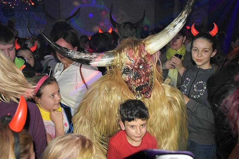 Krampusové ve Slaném a v Libušíně.