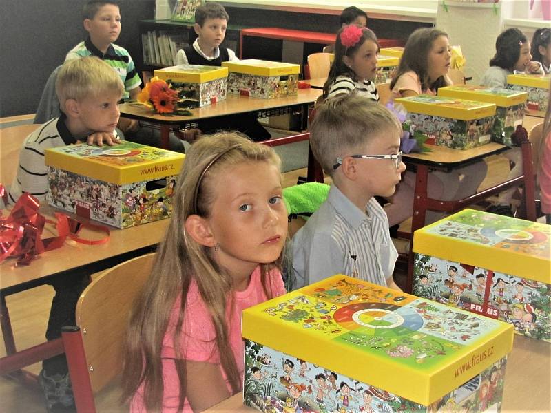 První školní den déšť nepokazil. Na Kladensku vítali děti v národních barvách.