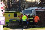 Vážná nehoda v Kladně. Chodce srazil na přechodu ve Vodárenské ulici linkový autobus. Třiatřicetiletý muž utrpěl vážná poranění.