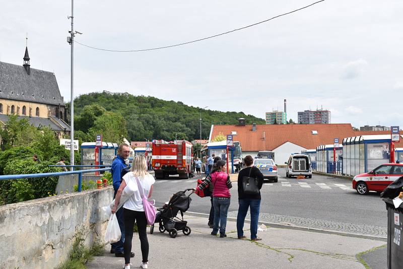 Autobus ve Slaném smetl zastávku, jeden chlapec zemřel.